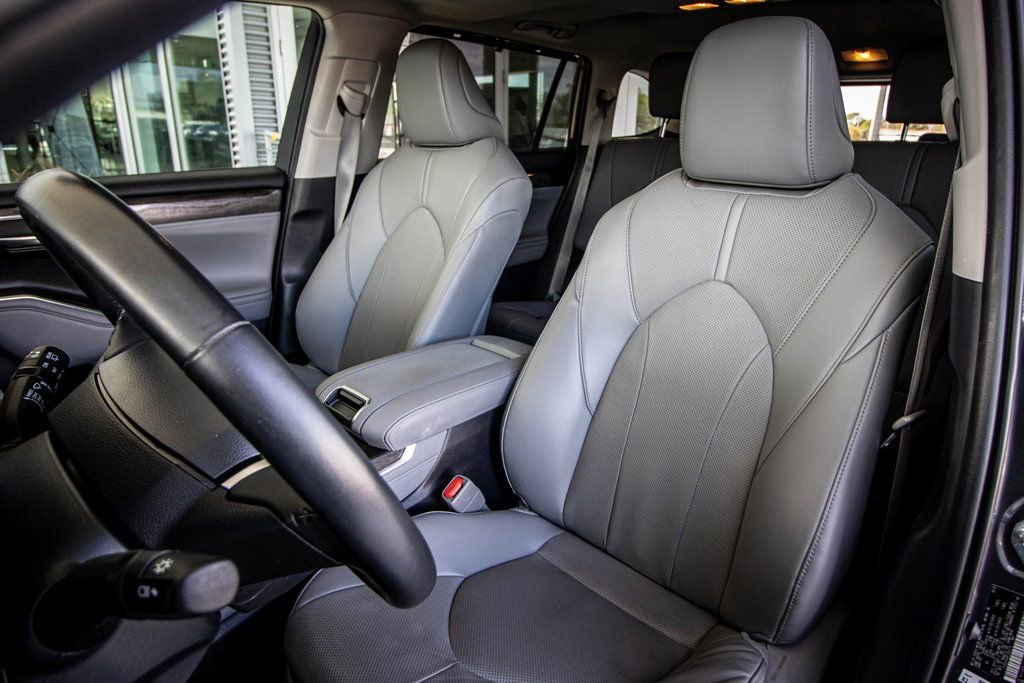 Used 2023 Toyota Highlander Limited image 24