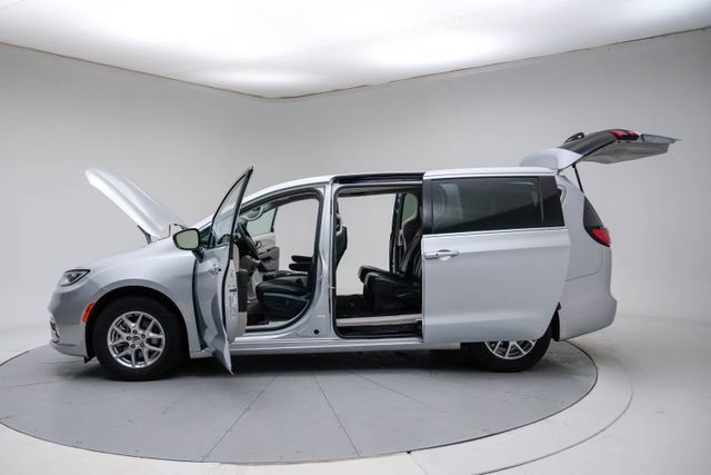 Used 2024 Chrysler Pacifica Touring-L image 18