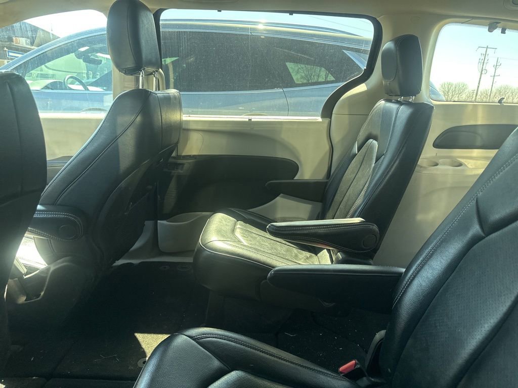 Used 2022 Chrysler Pacifica Touring-L image 16