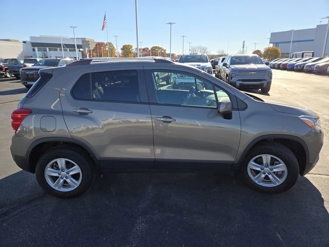 Used 2022 Chevrolet Trax LT w/ LT Convenience Package image 13