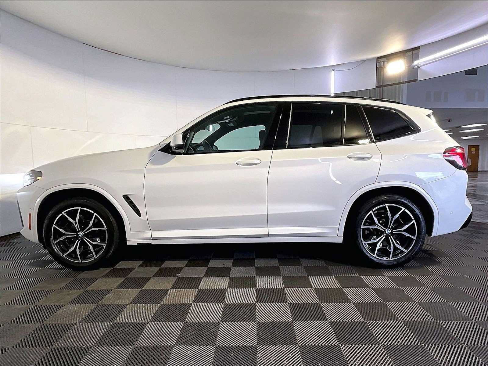 Used 2024 BMW X3 xDrive30i w/ Premium Package AWD/4WD image 2
