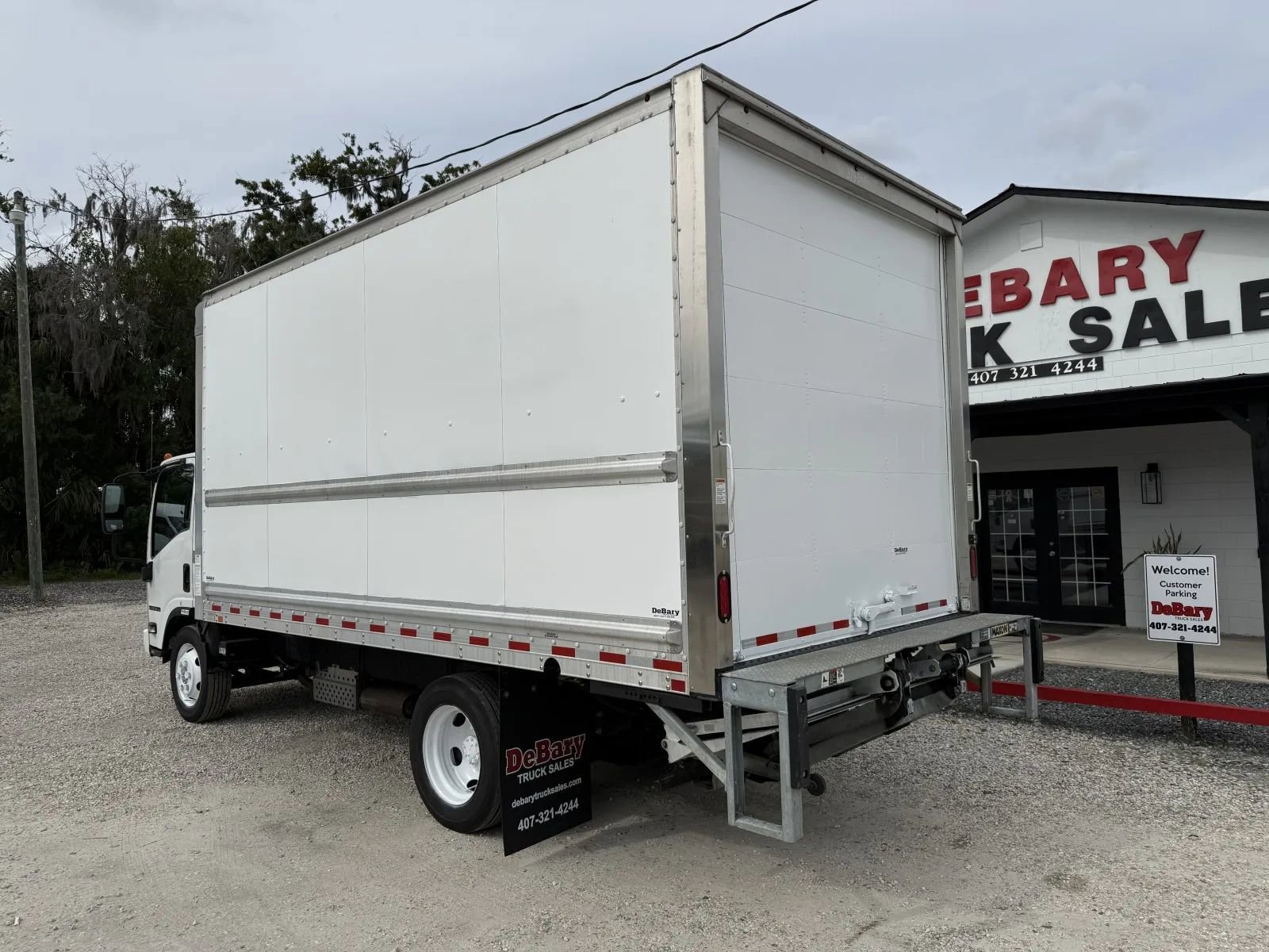 Used 2020 Isuzu NPR image 5