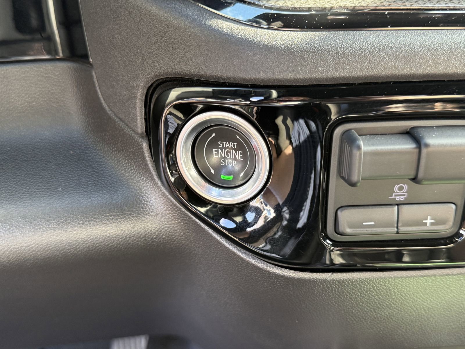 Used 2023 Chevrolet Silverado 1500 ZR2 w/ Technology Package image 32