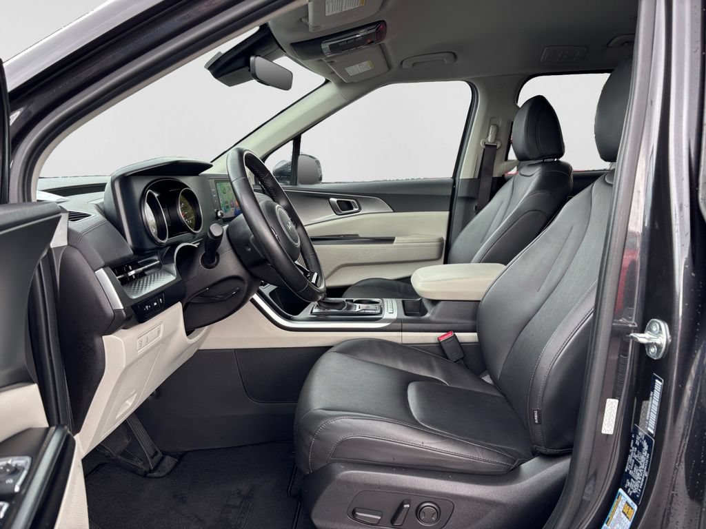 Used 2024 Kia Carnival LX FWD image 10