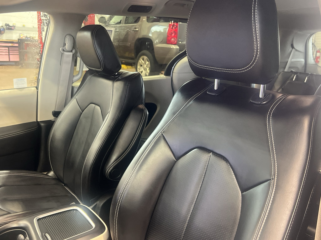 Used 2023 Chrysler Pacifica Touring-L FWD image 14