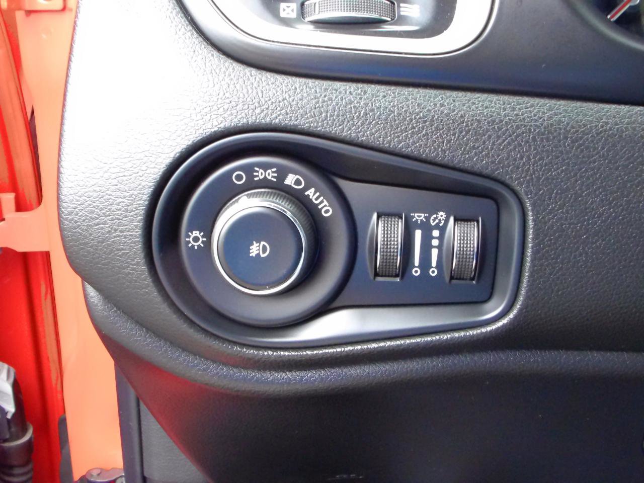 Used 2016 Jeep Renegade Limited image 14