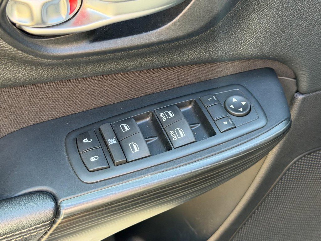 Used 2016 Jeep Cherokee Latitude w/ Comfort/Convenience Group AWD/4WD image 15