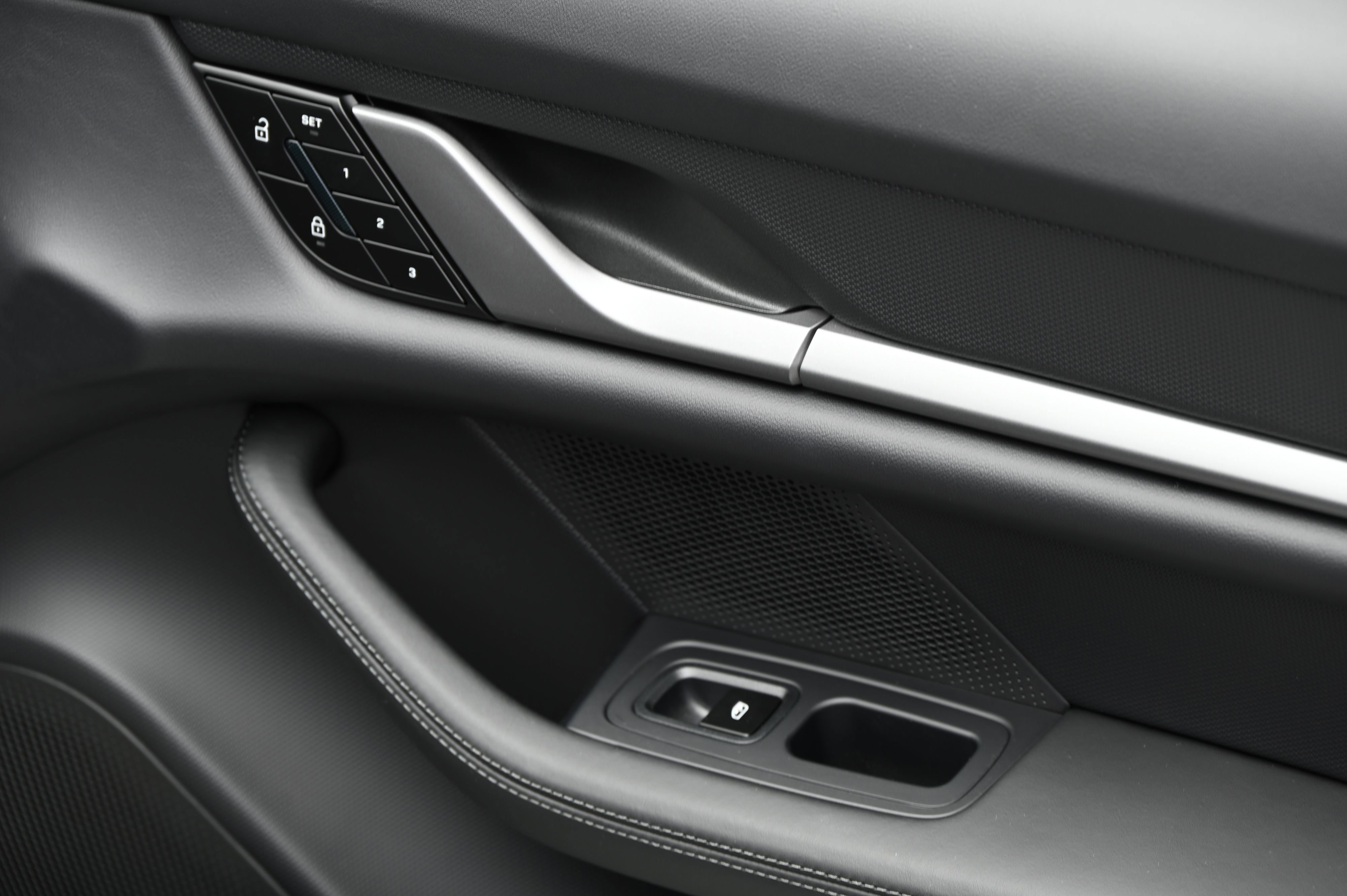 Used 2025 Porsche Taycan image 25