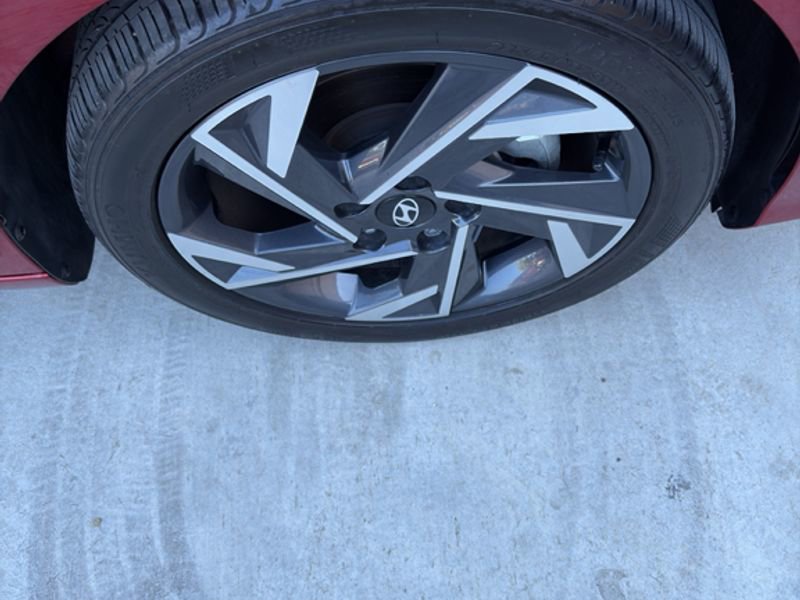 Used 2024 Hyundai Elantra Limited image 16