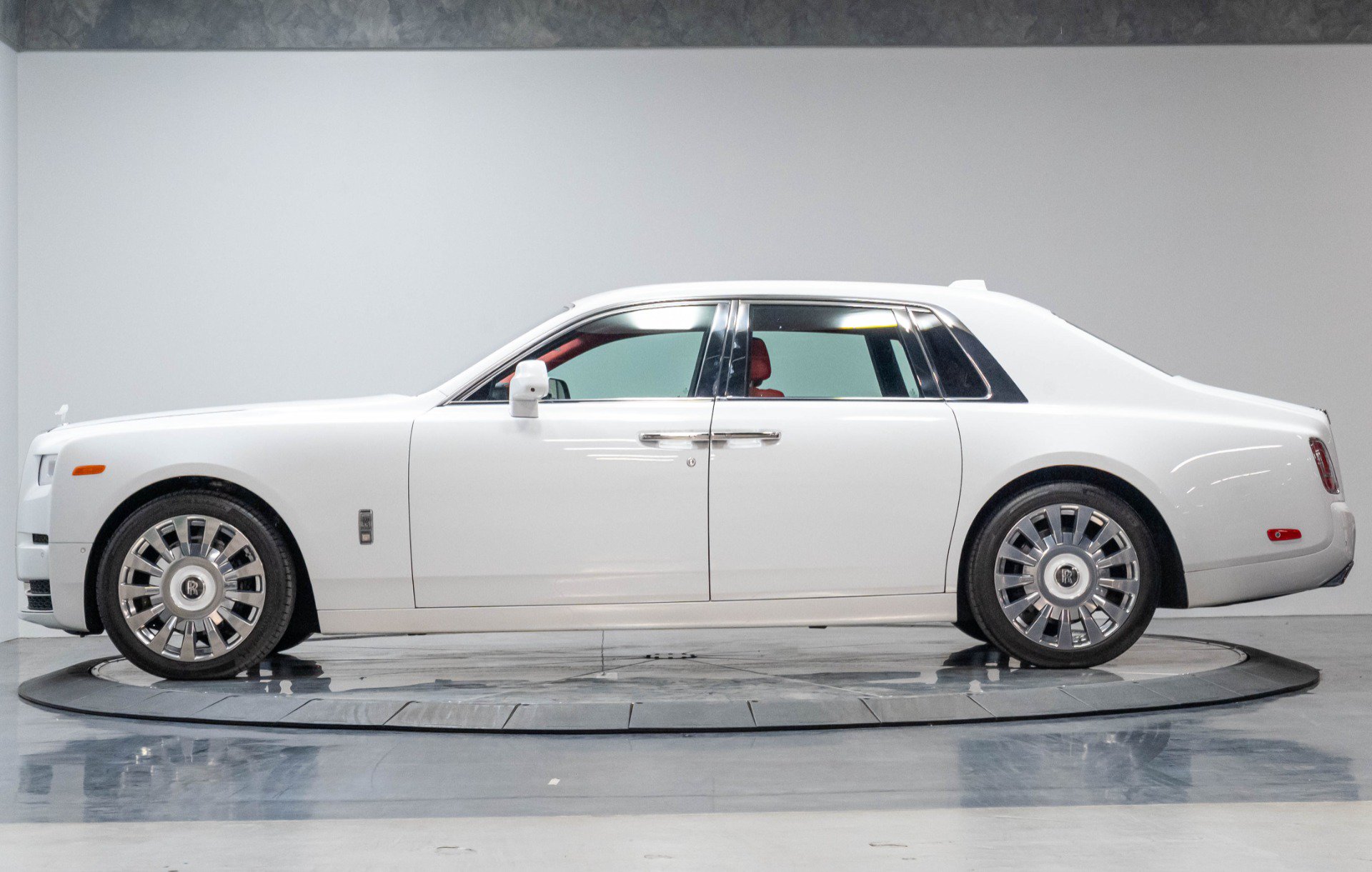 Used 2019 Rolls-Royce Phantom Sedan RWD image 17