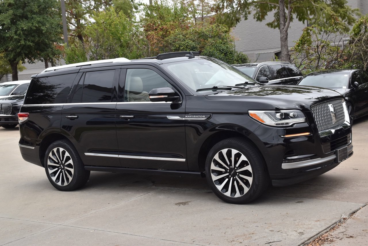 Used 2024 Lincoln Navigator Reserve AWD/4WD image 5