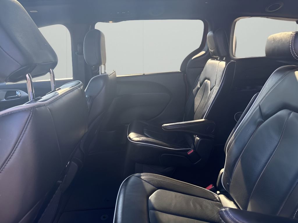 Used 2025 Chrysler Pacifica Limited image 14