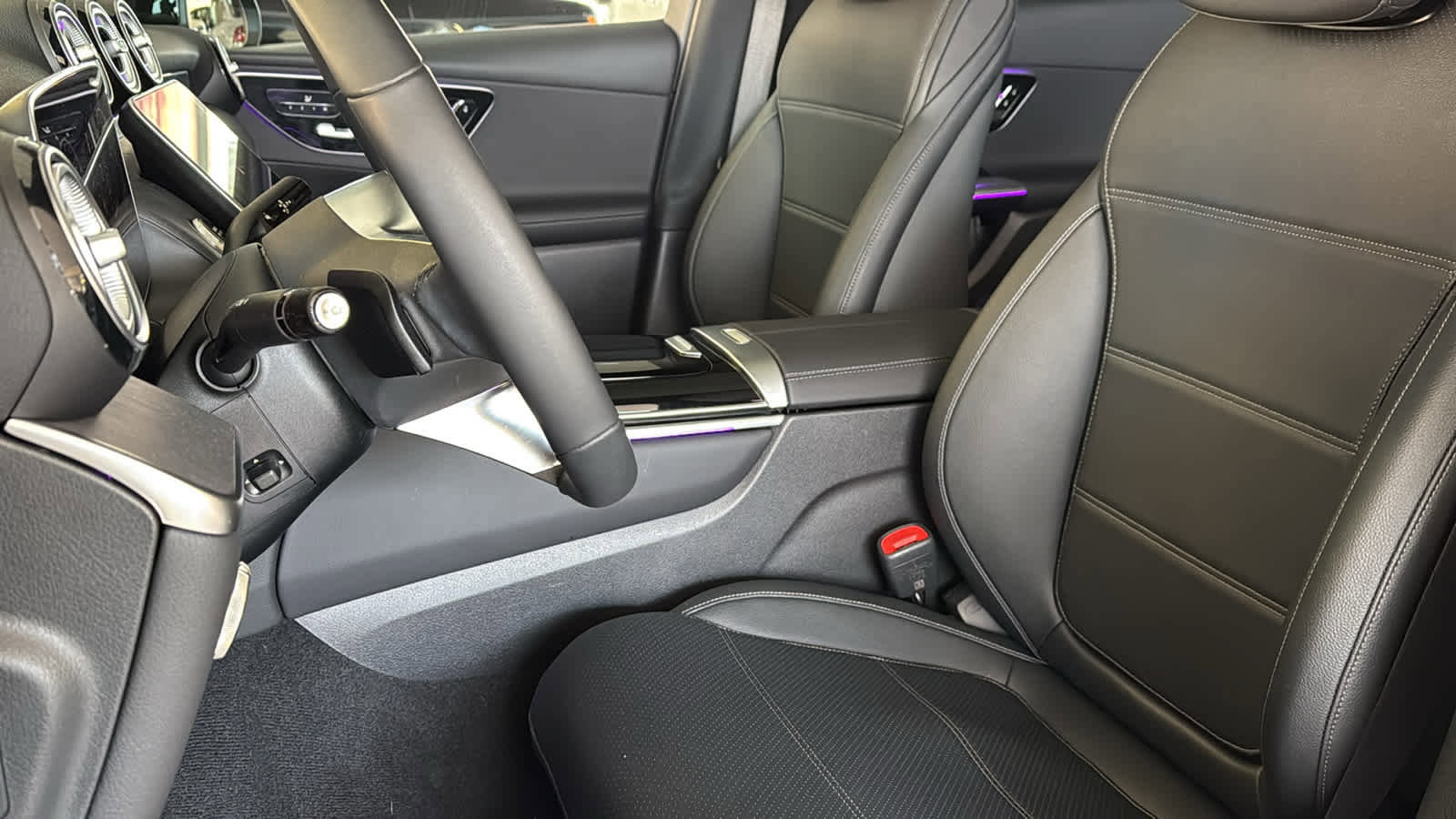 Used 2025 Mercedes-Benz GLC 300 4MATIC image 26