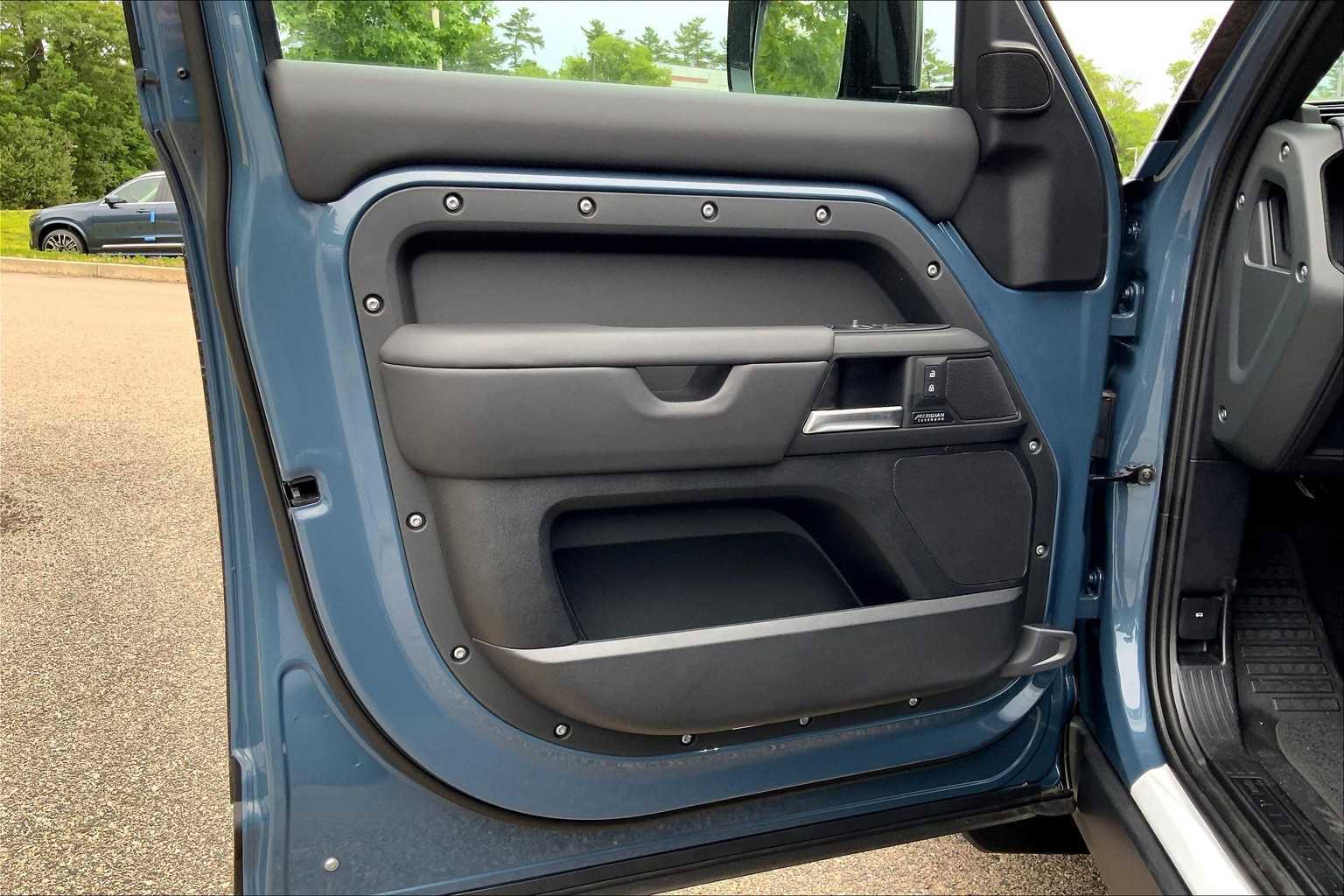 New 2025 Land Rover Defender 110 X-Dynamic SE image 11