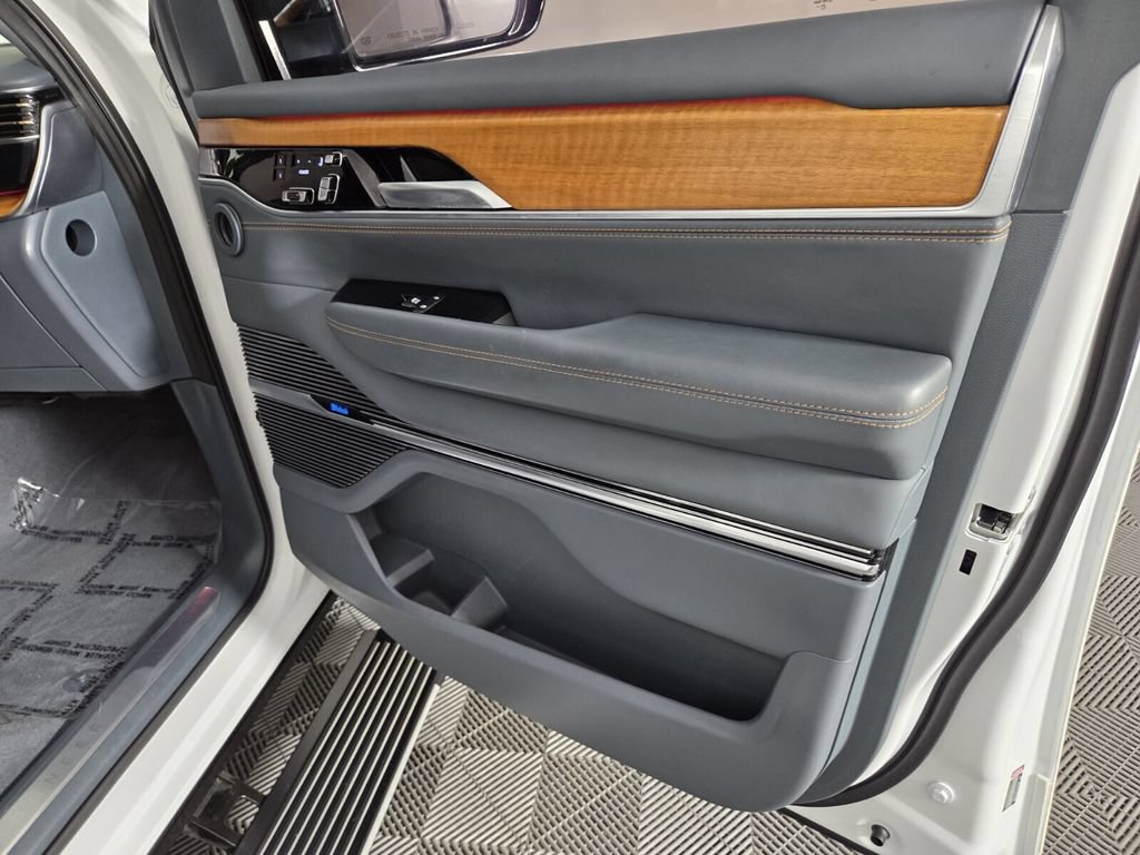 Used 2023 Jeep Grand Wagoneer Series III w/ Rear Seat Video Group 1 AWD/4WD image 43