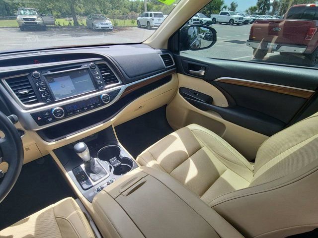 Used 2017 Toyota Highlander Limited Platinum image 3