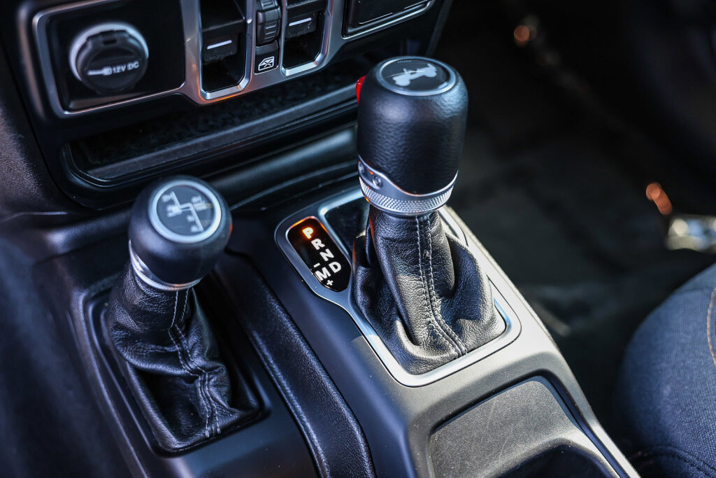 Used 2024 Jeep Wrangler Unlimited Sahara AWD/4WD image 13