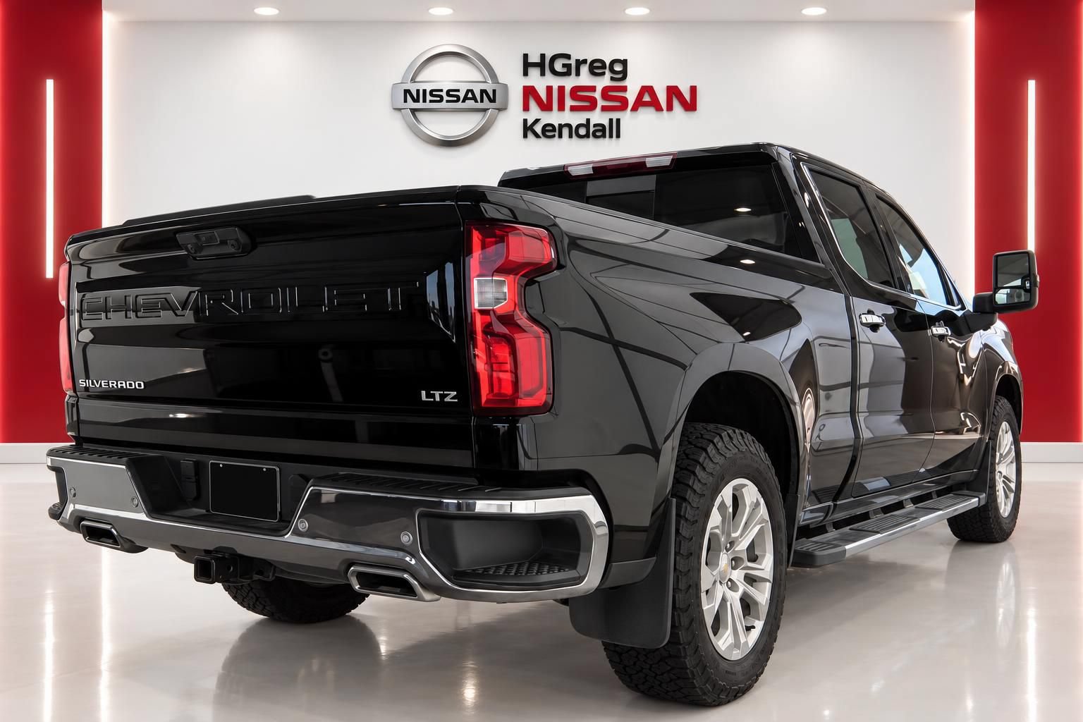 Used 2024 Chevrolet Silverado 1500 LTZ AWD/4WD image 3