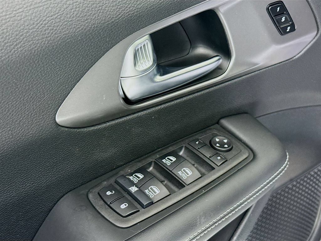 Used 2025 Chrysler Pacifica Select FWD image 17