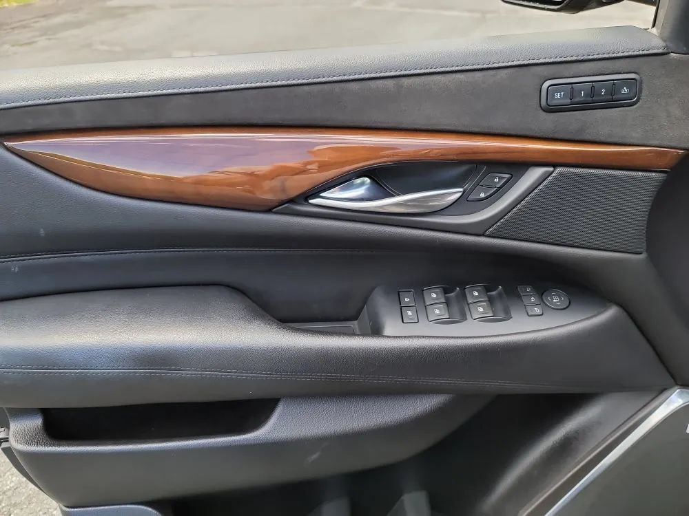 Used 2018 Cadillac Escalade Luxury AWD/4WD image 11