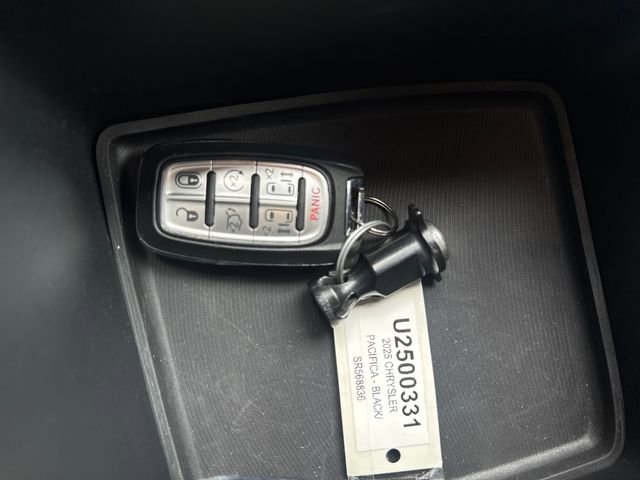 Used 2025 Chrysler Pacifica Select image 22