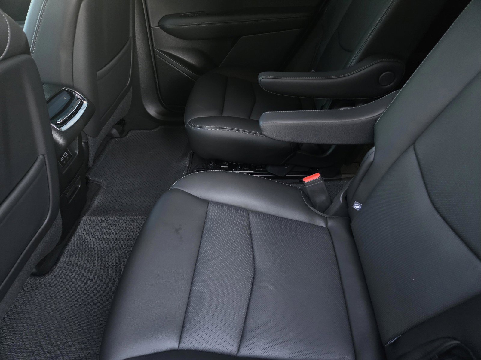 Used 2025 Cadillac XT6 Sport w/ Technology Package AWD/4WD image 5