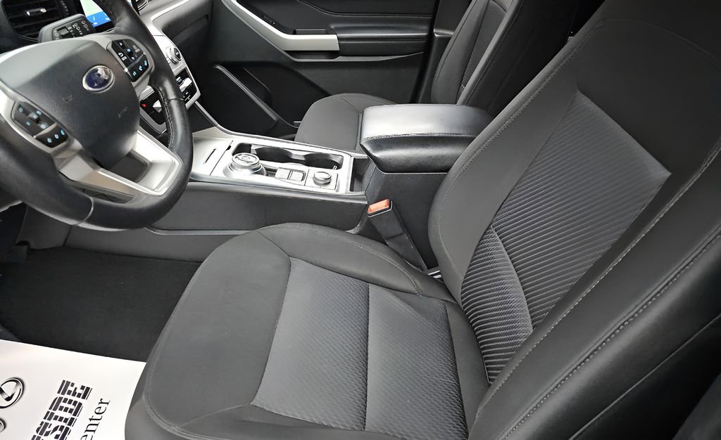 Used 2023 Ford Explorer XLT image 5