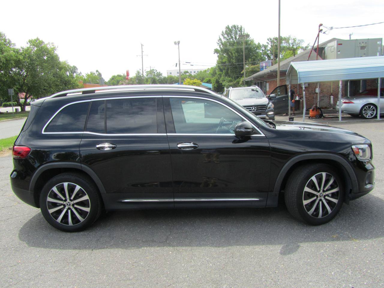 Used 2020 Mercedes-Benz GLB 250 4MATIC w/ Premium Package image 11