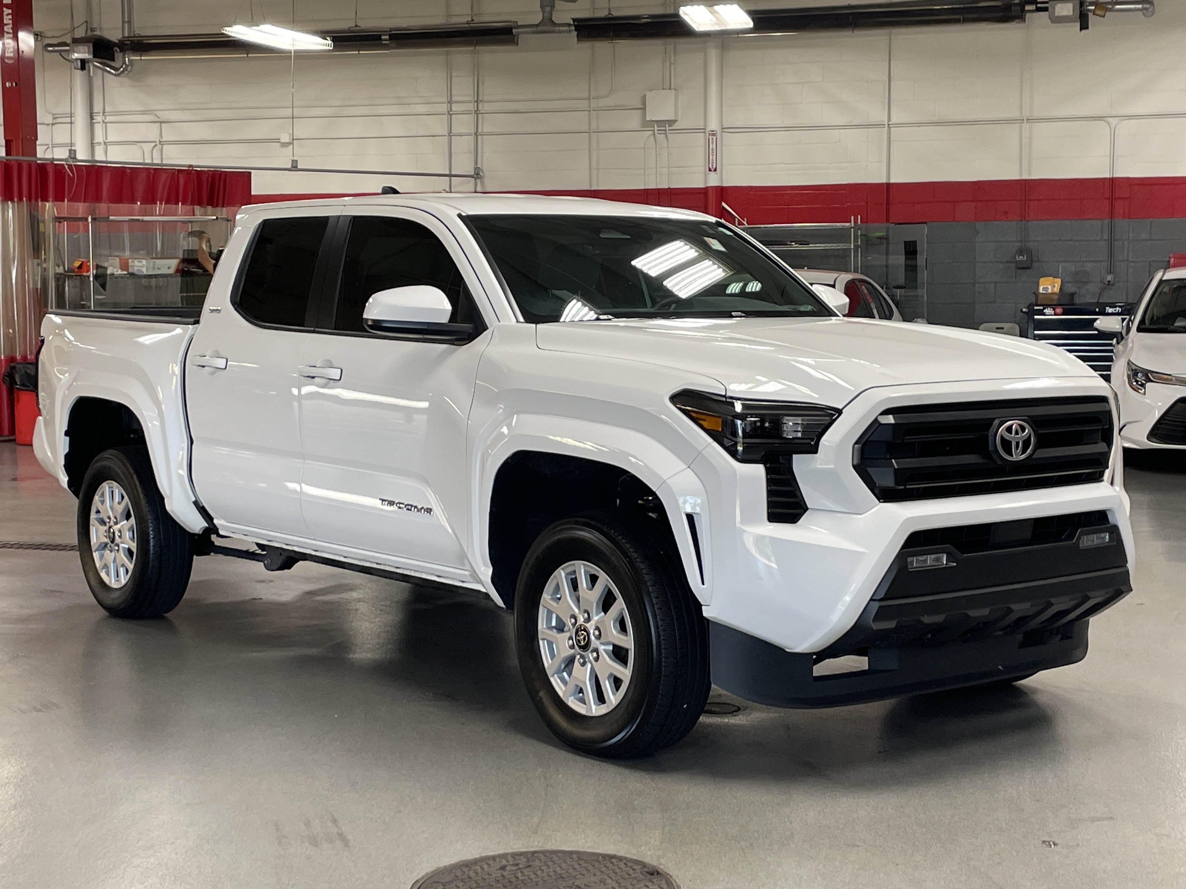 Used 2025 Toyota Tacoma SR5 AWD/4WD image 2