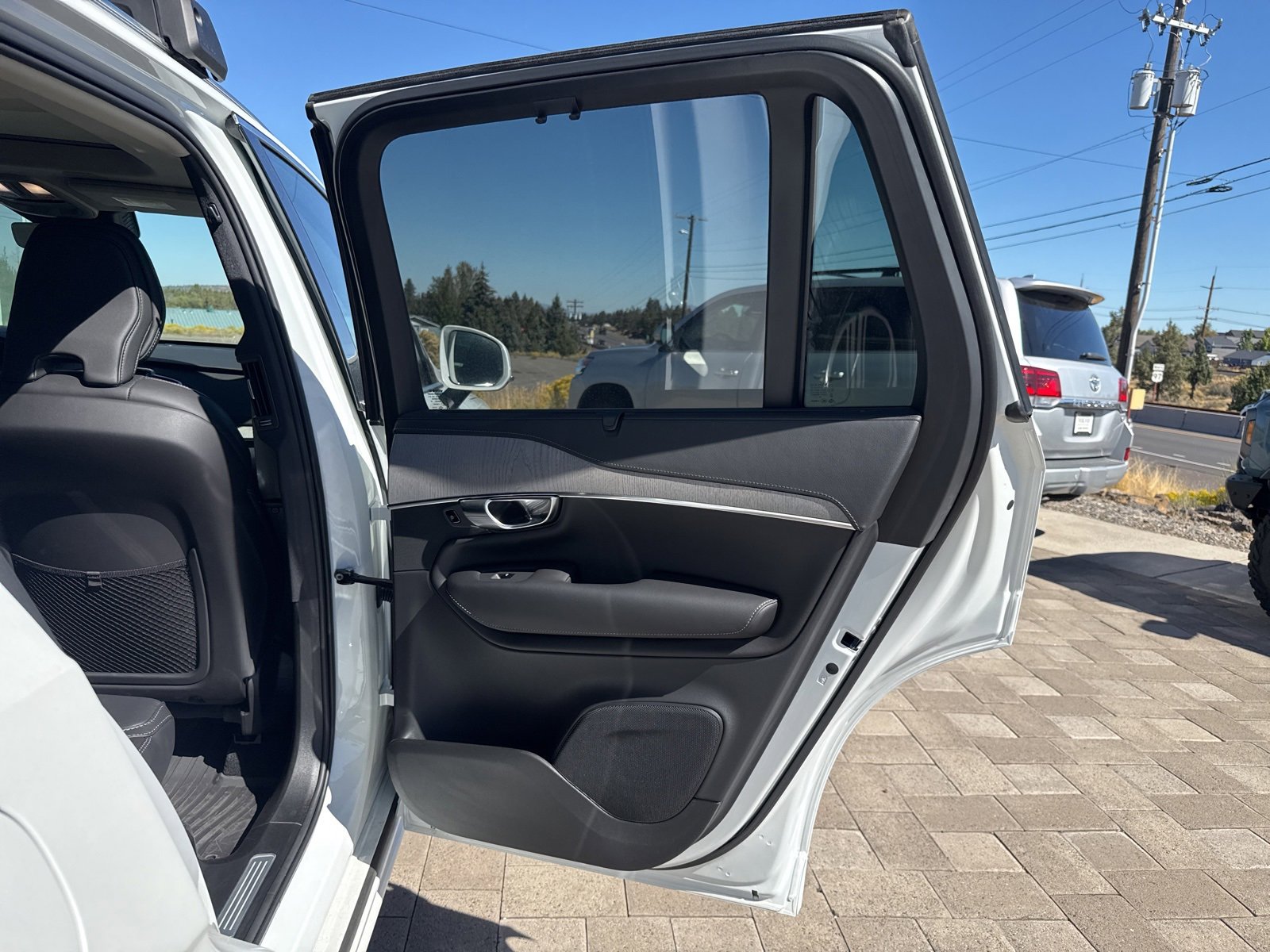 Used 2025 Volvo XC90 T8 Ultra w/ Protection Package Premier image 13