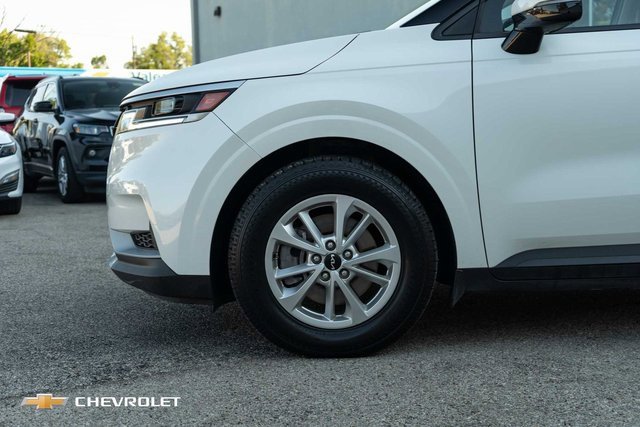 Used 2024 Kia Carnival LX image 11