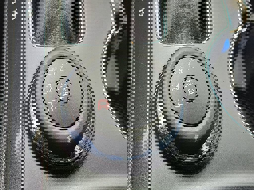 Used 2019 Ford Explorer XLT image 32