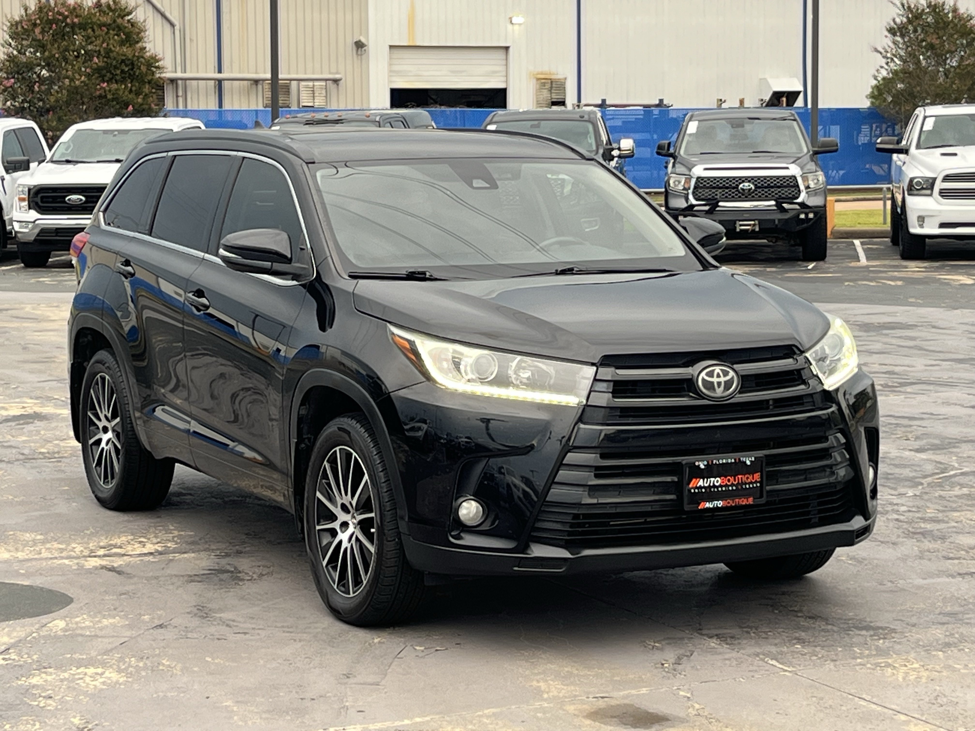 Used 2018 Toyota Highlander SE FWD image 5