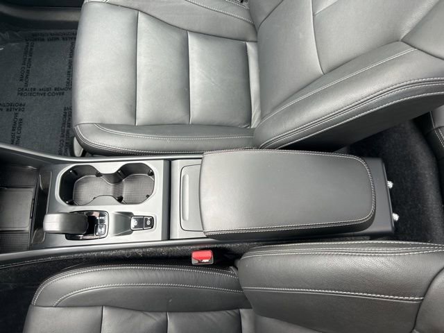 Certified 2025 Volvo XC40 B5 Core image 25