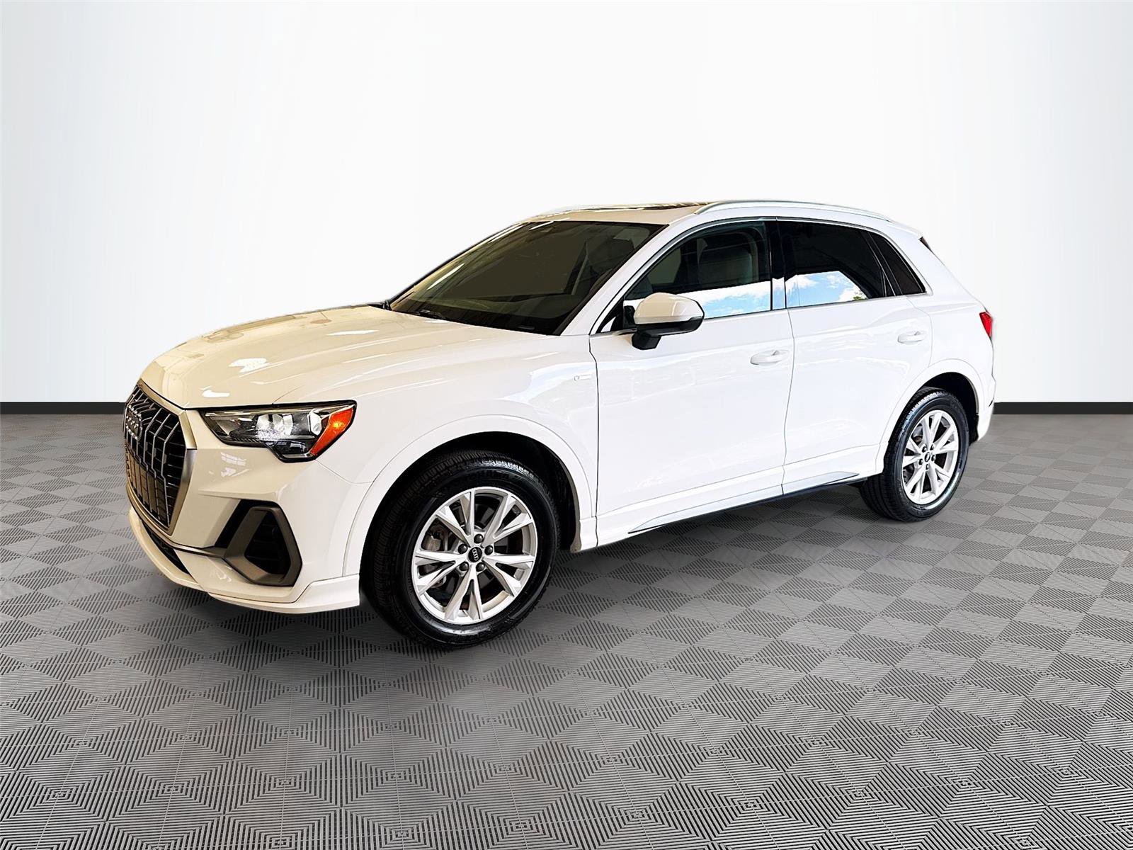 Used 2021 Audi Q3 2.0T Premium w/ Convenience Package AWD/4WD image 3