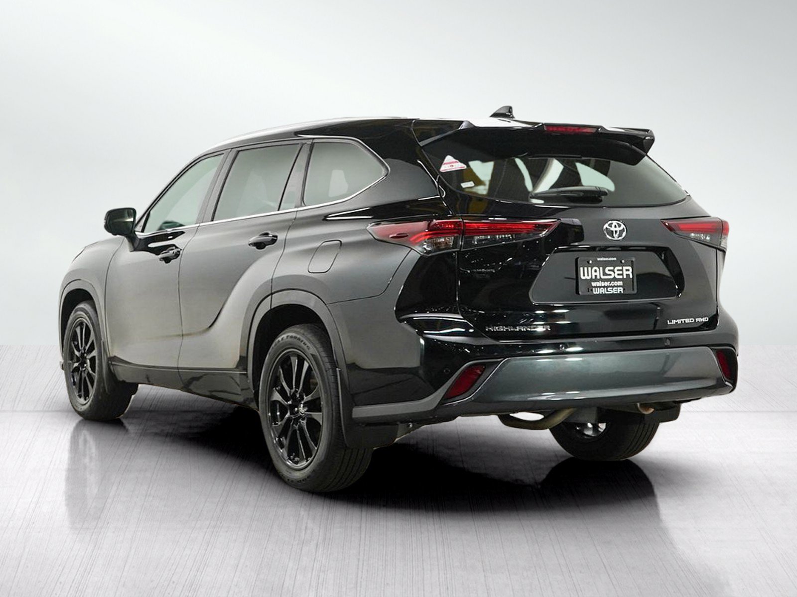Used 2024 Toyota Highlander Limited AWD/4WD image 3