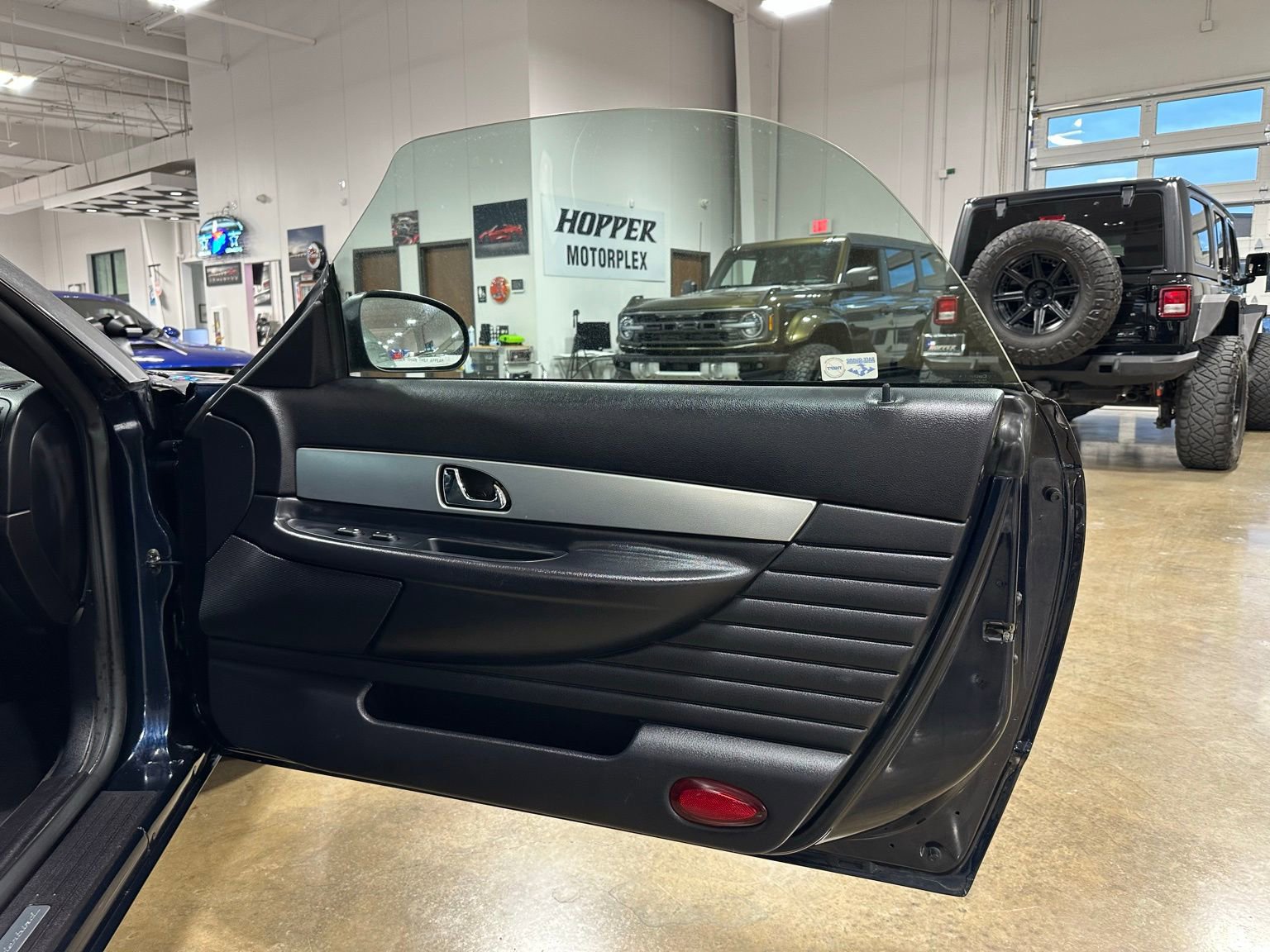 Used 2005 Ford Thunderbird image 27