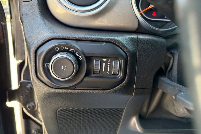 Used 2019 Jeep Wrangler Unlimited Sahara AWD/4WD image 13