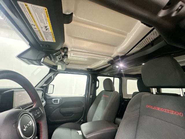 Used 2025 Jeep Wrangler Unlimited Rubicon w/ Technology Group AWD/4WD image 18
