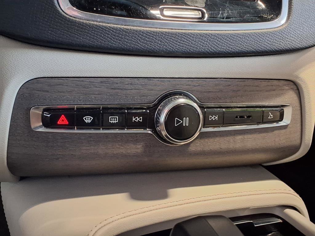 Used 2023 Volvo XC90 B6 Plus image 24