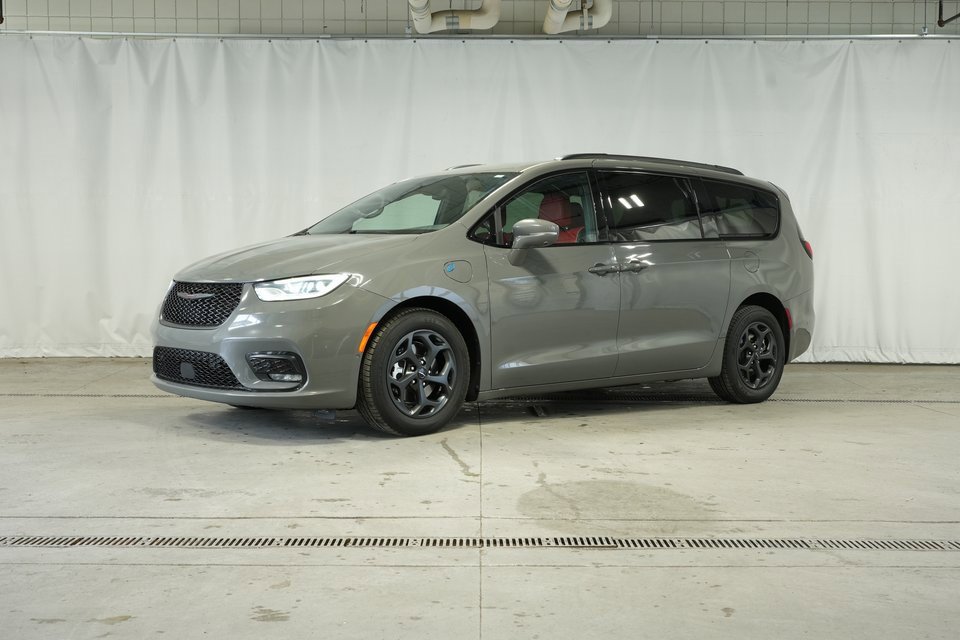 Used 2021 Chrysler Pacifica Limited w/ Uconnect Theater Family Group