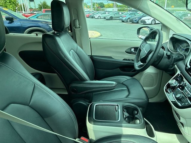 Used 2024 Chrysler Pacifica Touring-L FWD image 21