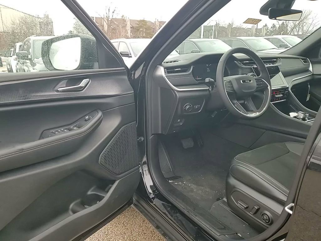 New 2025 Jeep Grand Cherokee L Altitude image 24