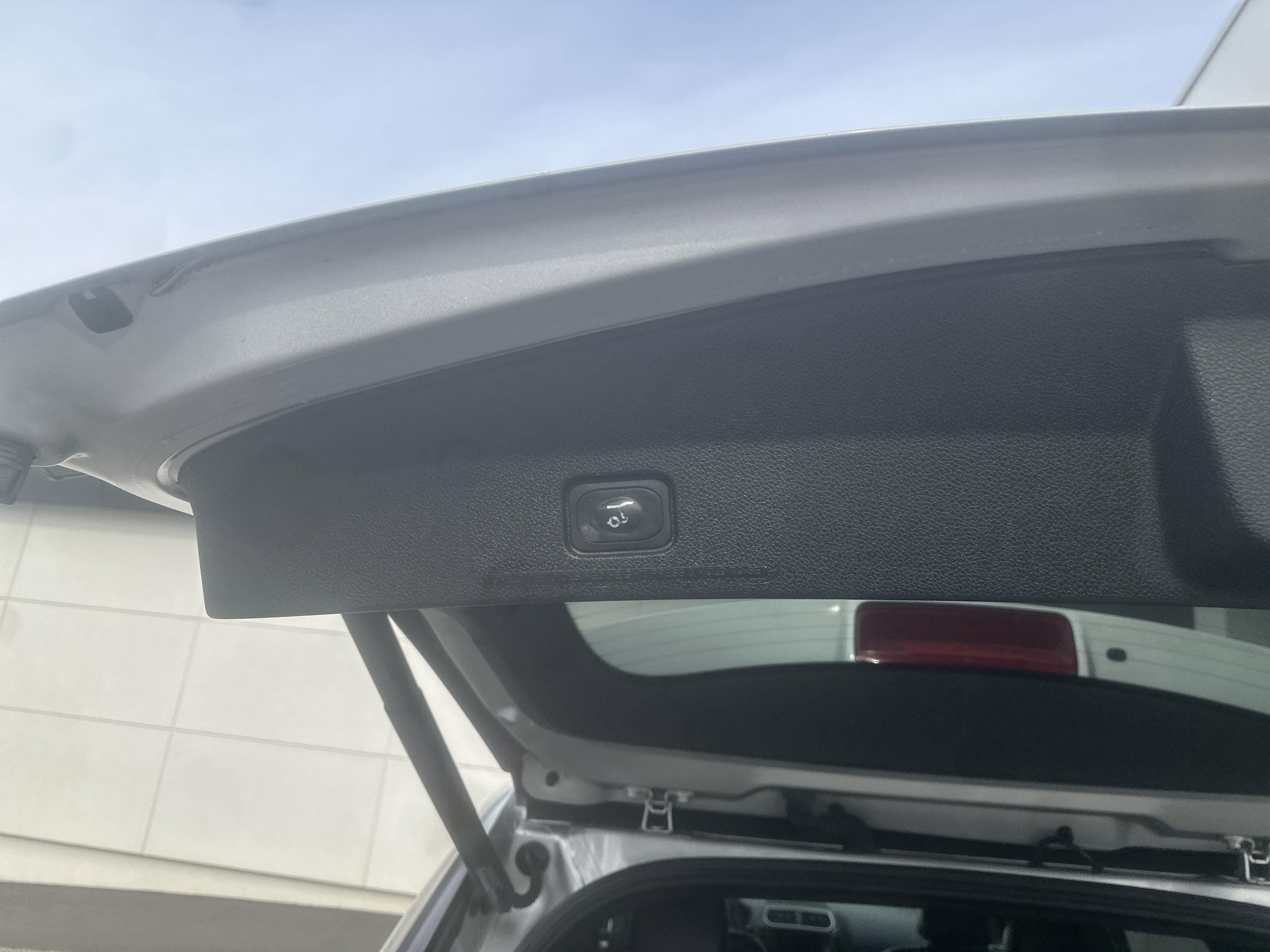 Used 2018 Ford Explorer XLT w/ Equipment Group 202A image 5