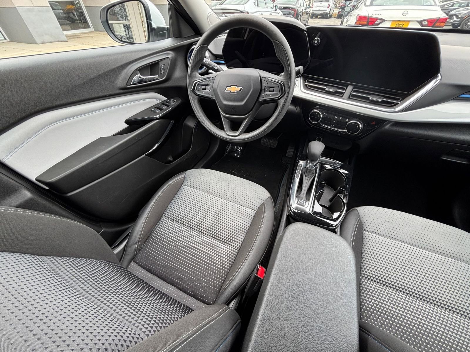 Used 2025 Chevrolet Trax LT FWD image 35