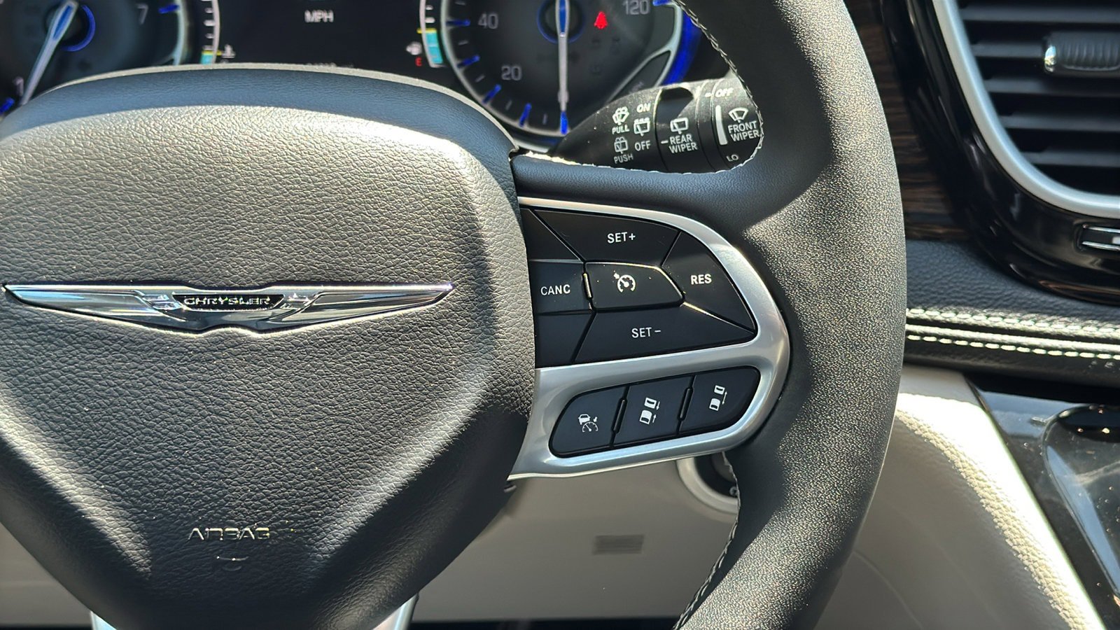 Certified 2024 Chrysler Pacifica Limited FWD image 25