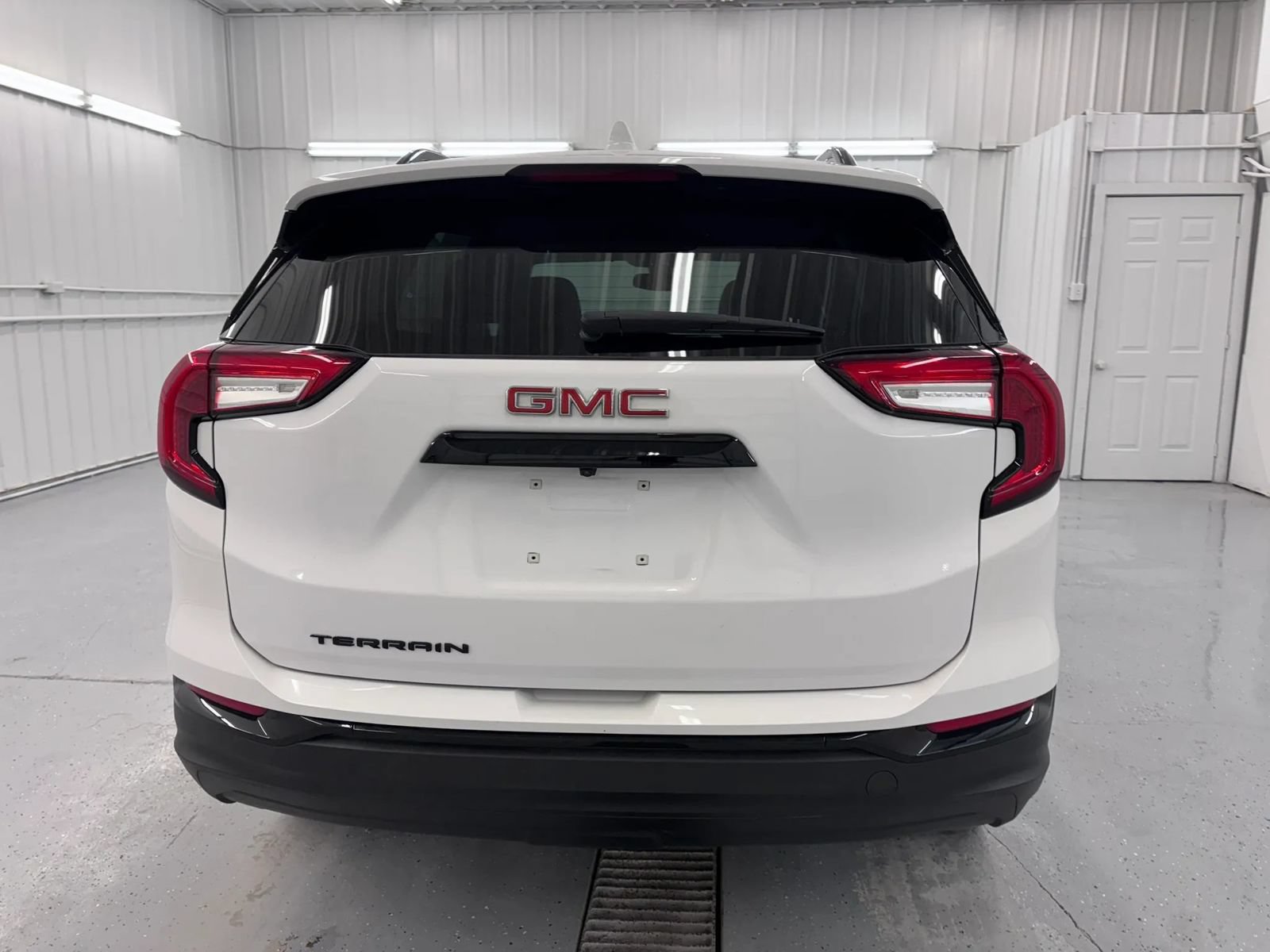 Used 2024 GMC Terrain SLE w/ Elevation Edition FWD image 5