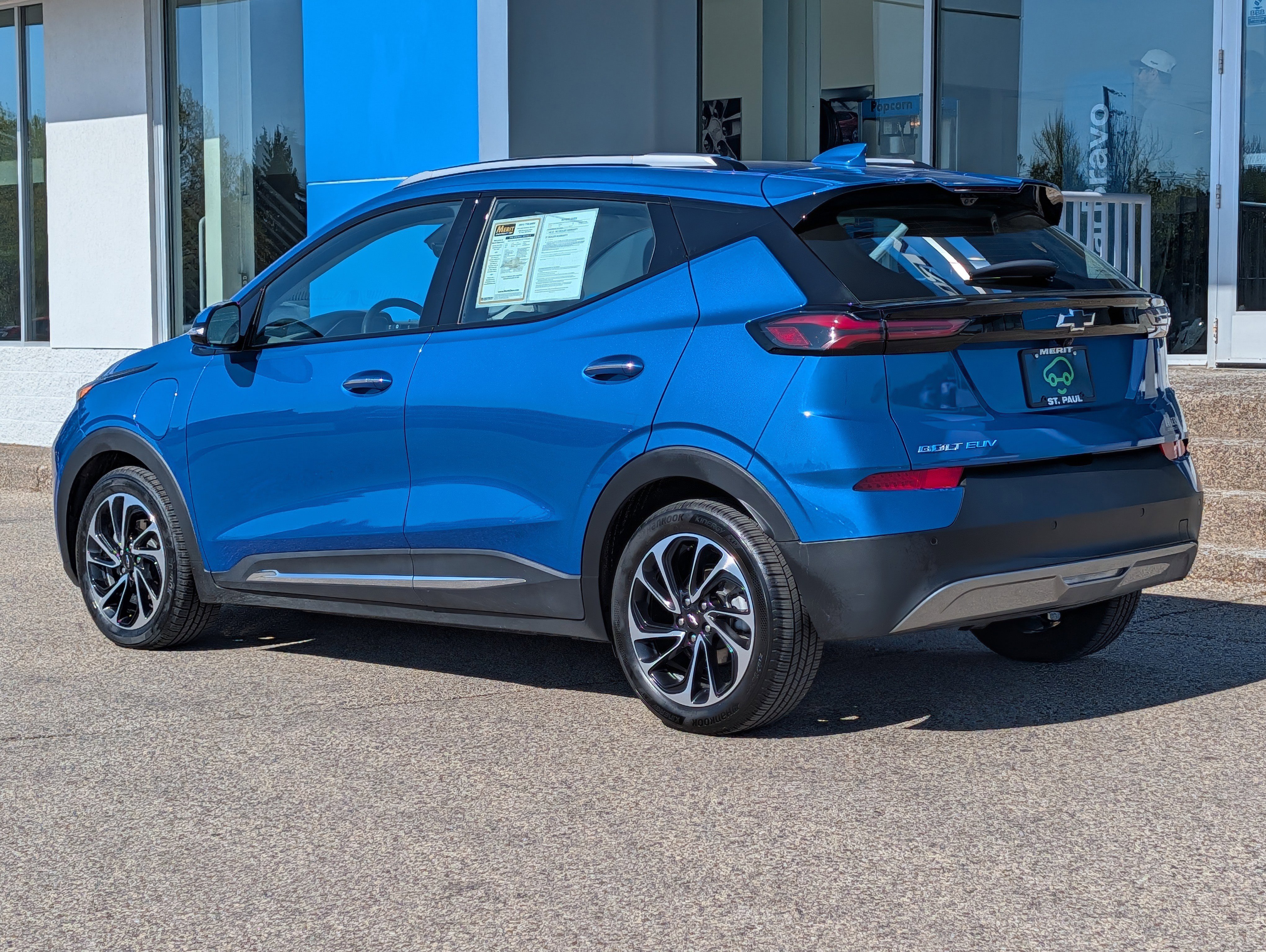 Certified 2023 Chevrolet Bolt EUV Premier w/ Sun & Sound Package FWD image 4