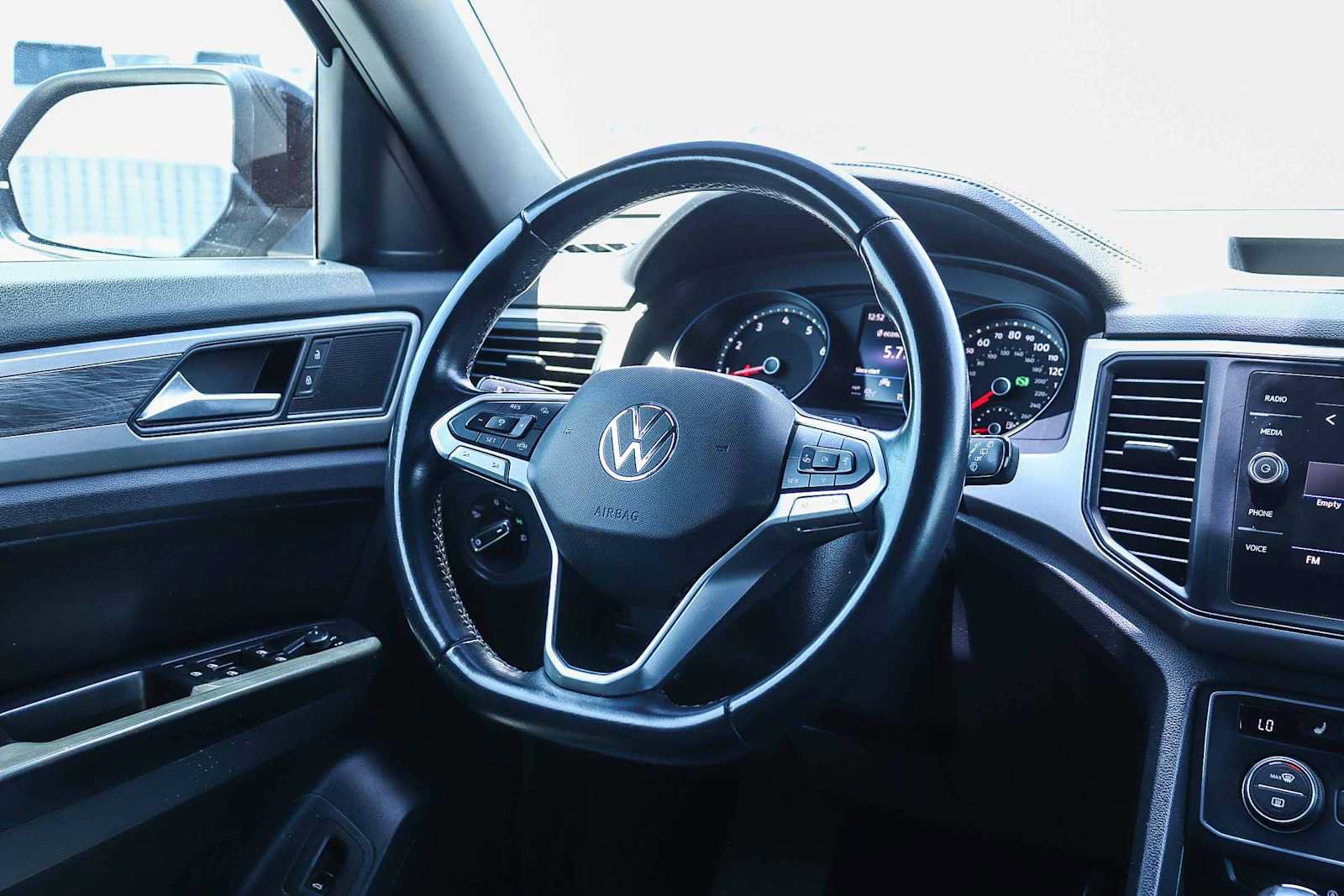 Certified 2020 Volkswagen Atlas Cross Sport SE FWD image 15