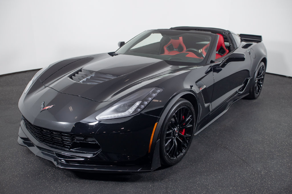 Used 2015 Chevrolet Corvette Z06 w/ 3LZ Preferred Equipment Group RWD image 2